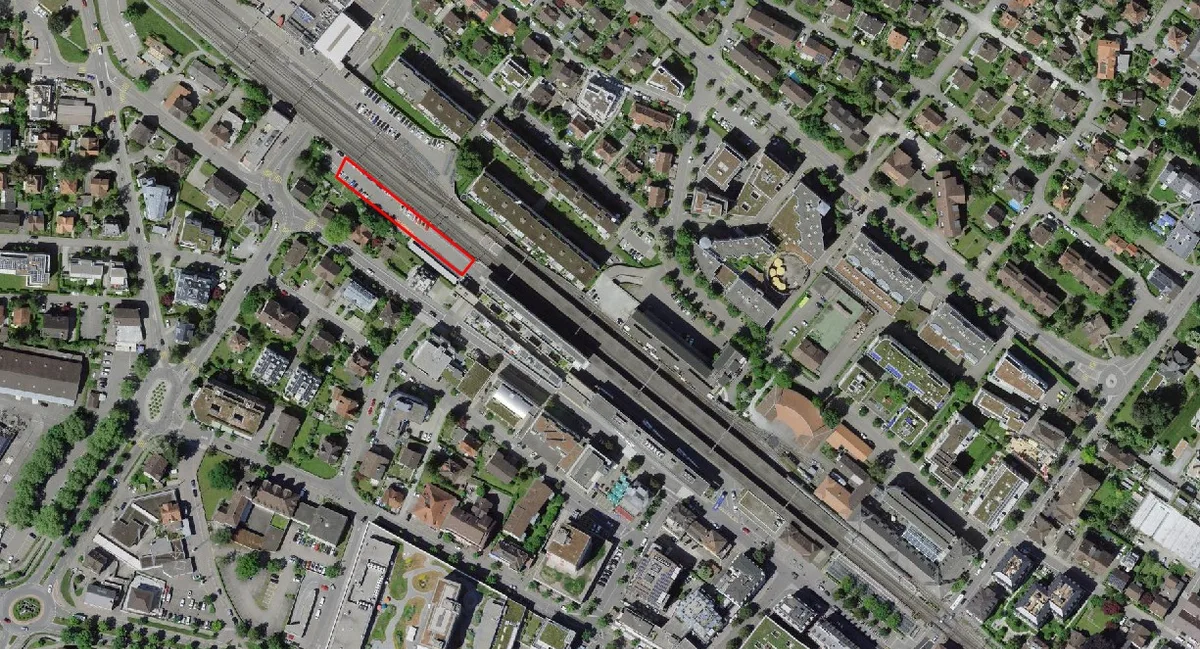 Luftbild des Bahnhofs Uster mit eingezeichnetem P+R-Parkplatz.
